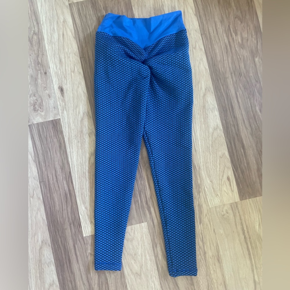 BLUE BUTT SCRUNCH WORKOUT LEGGINGS. SIZE S.